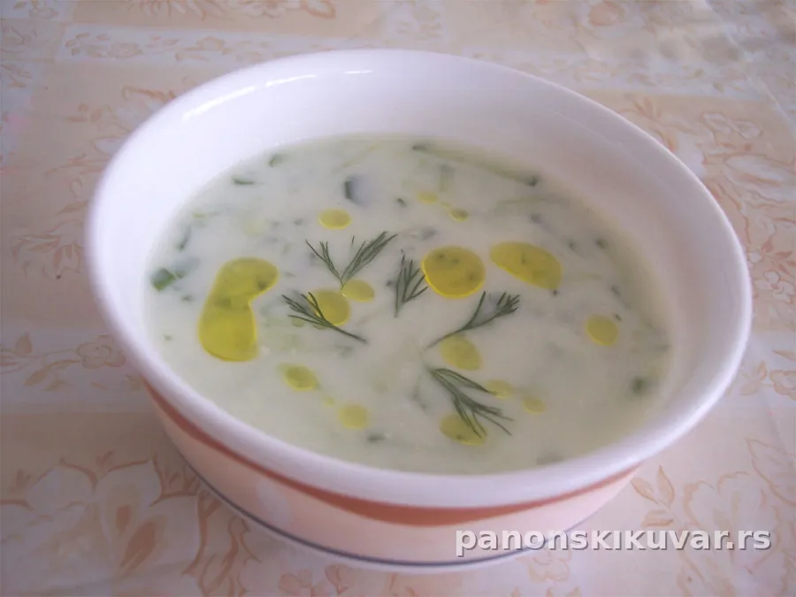 topla čorba od mirođije sa zlatno prepečenim kockicama kifli i kašikom pavlake