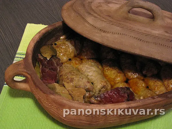 ZAPEČENA SARMA SA SUVIM MESOM I SLANINOM