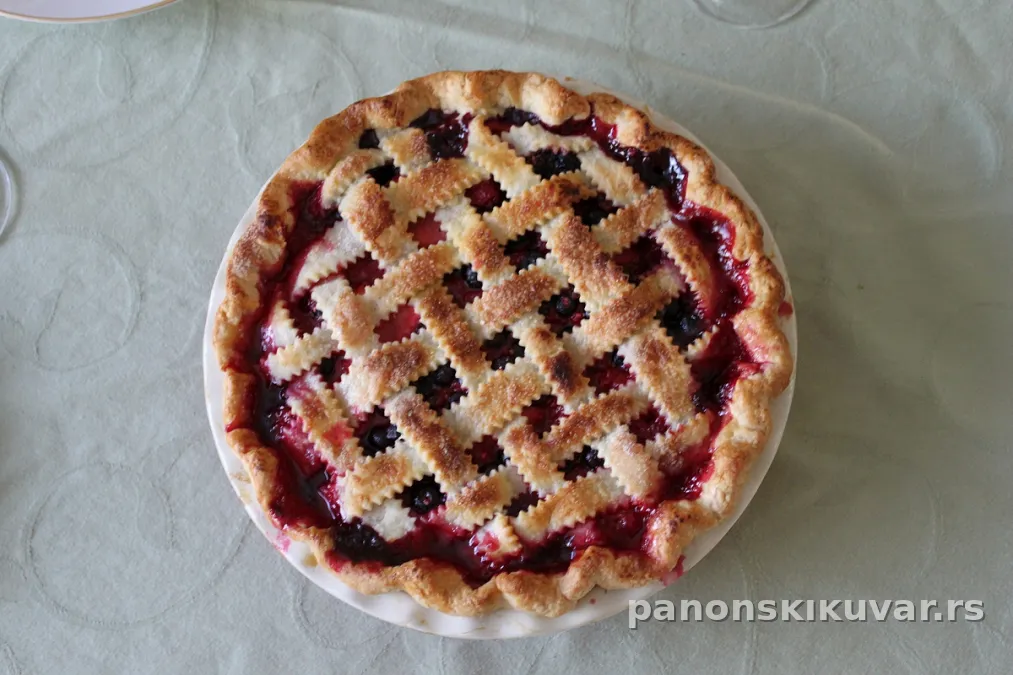 Američka pita sa višnjama sa pletenom korom i zlatnom, sjajnom površinom