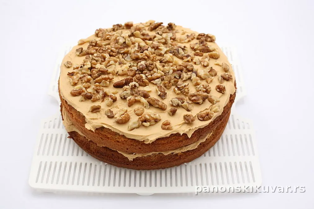 presek bečke torte od oraha sa kremom i krupno seckanim orasima