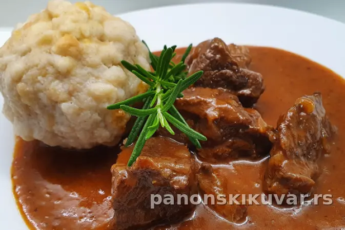 BEČKI GULAŠ SA KNEDLAMA