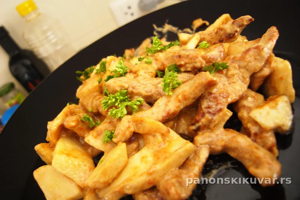 tanjir kremastog beef stroganoffa sa komadima govedine i prženim krompirom