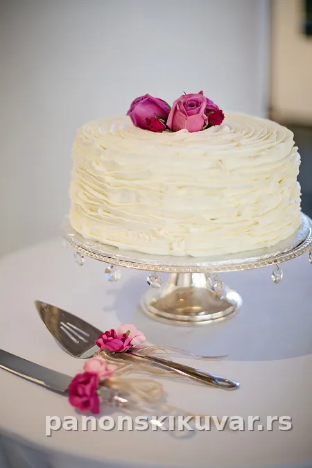 Presecena bela torta sa belim čokoladnim filom, kremom od žumanaca i mlevenim lešnicima