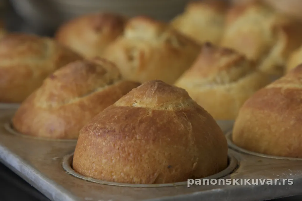 zlatno pečeni brioši sa rendanim sirom i sjajnom koricom od žumanca