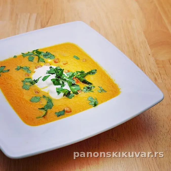 topla kremasta čorba od narandžaste šargarepe sa pavlakom i peršunom