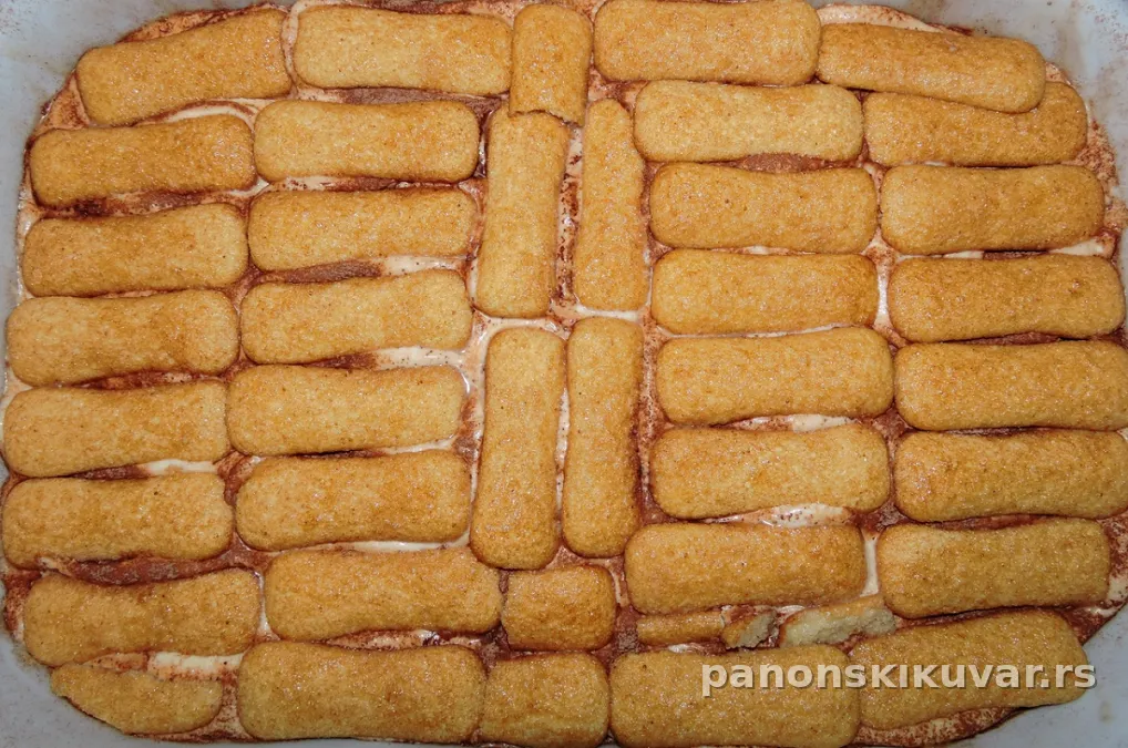 kriška brze nepečene torte sa bademima i šlagom na tanjiru