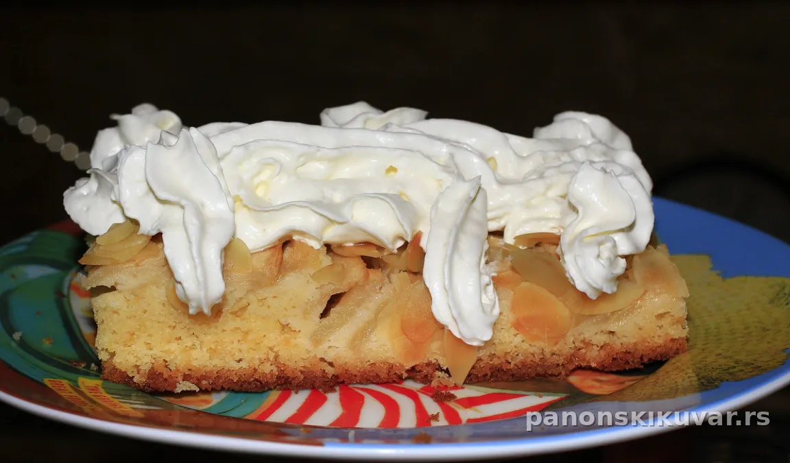 prevrnuta brza torta sa zlatnim patišpanjem i belim umućenim šlagom