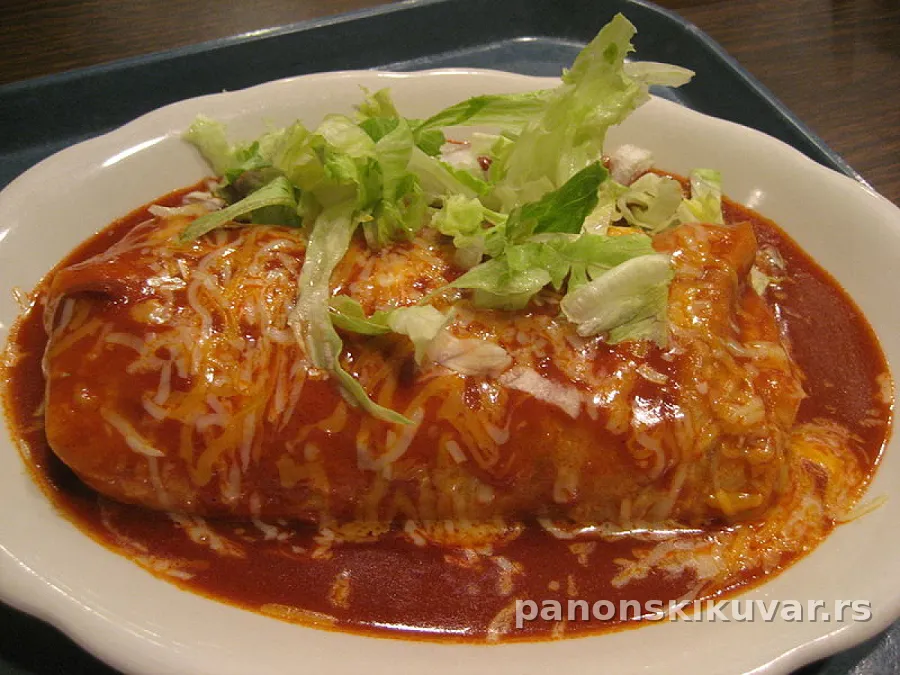 buritos sa razmrvljenim junećim mesom u tortilji, servirani sa paradajz salsom