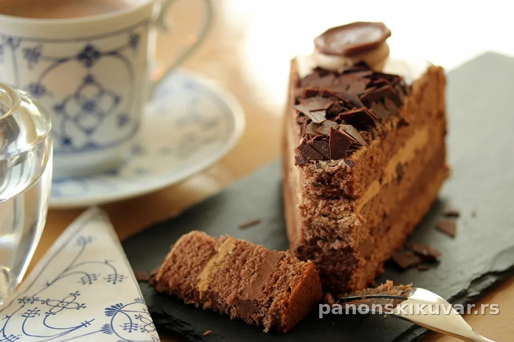 presek čokoladne torte sa mascarpone filom i sjajnom glazurom
