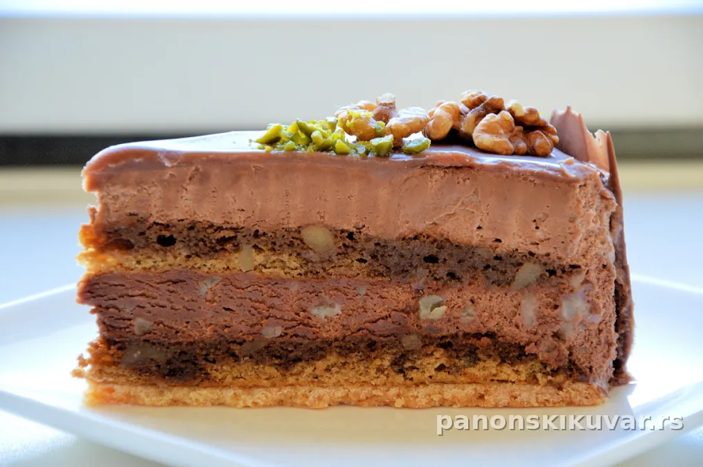 Presecena čokoladna torta sa bogatim kremom, mlevenim orasima i limunovom koricom