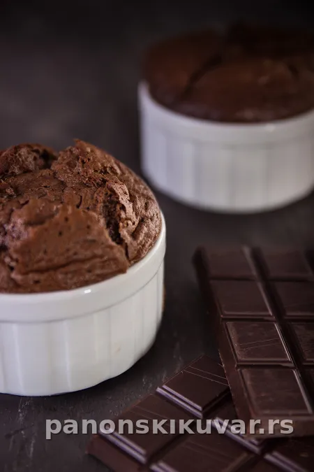 Topao čokoladni sufle sa tečnim centrom u pojedinačnom kalupu
