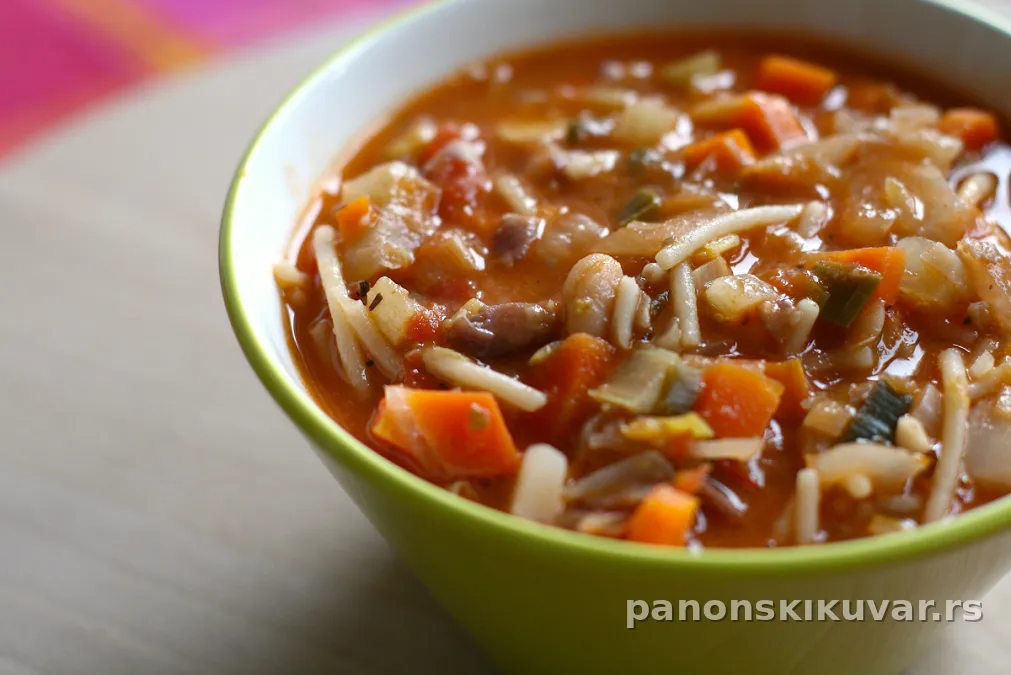 Topla čorba minestrone sa keljom, špagetama, komadićima slanine i struganim sirom