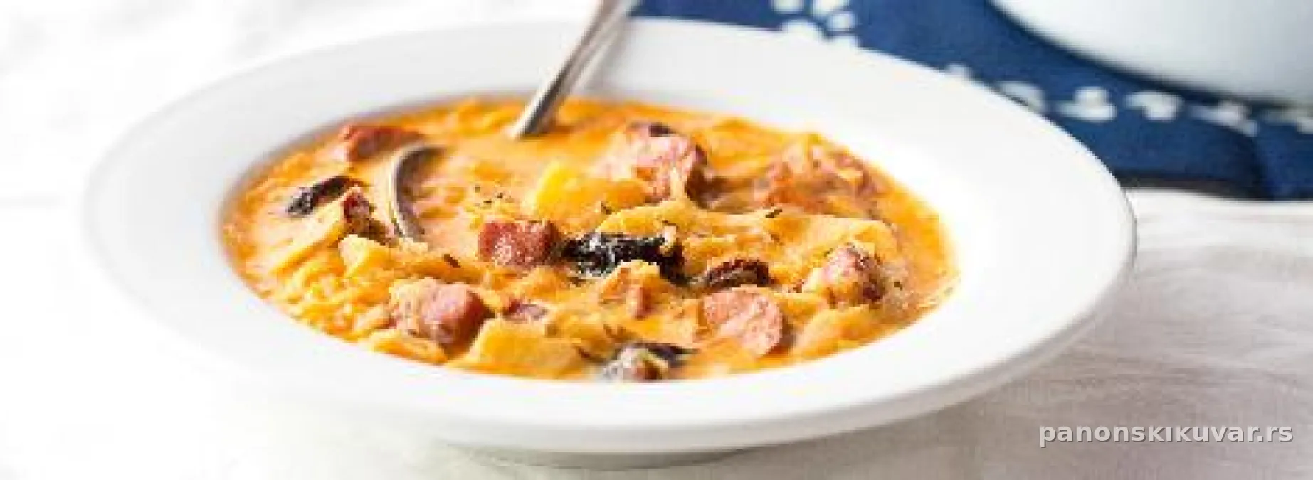 Gusta čorba od kupusa sa komadićima slanine i kremastom zaprškom