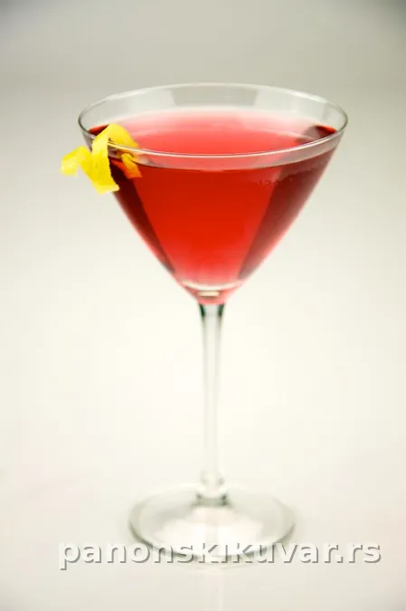 Rashlađen cosmopoliten u martini čaši sa kriškom limete i ledom