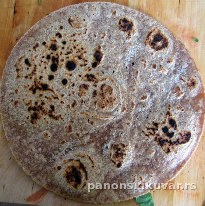 Tanko pečeni crni chapati poređani na tanjiru, zlatno braon ivice