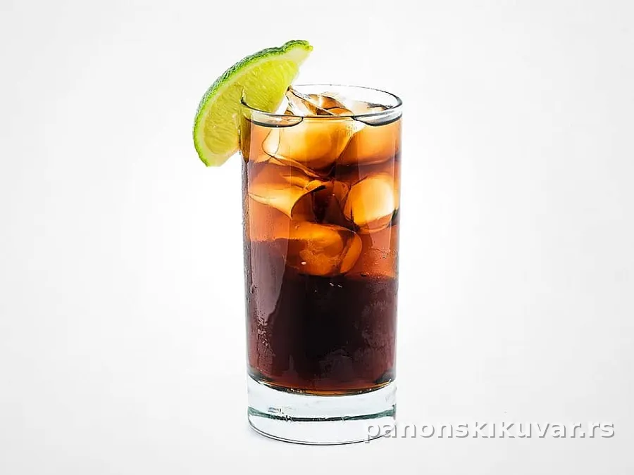 visoka čaša cuba libre koktela sa belim rumom, coca-colom, limetom i ledom