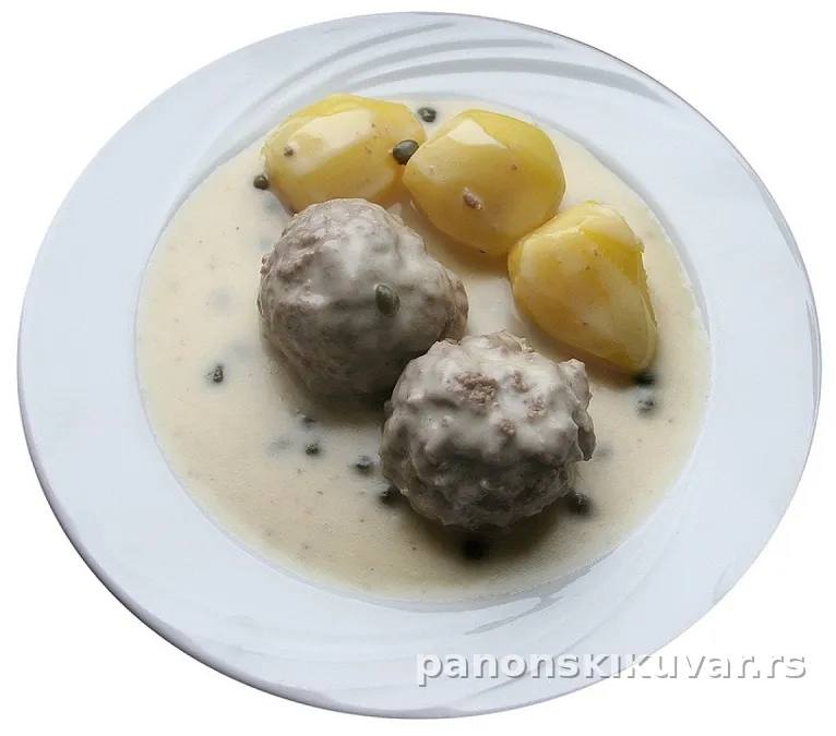 Ćufte u svetlom kremastom sosu od kiselog mleka, posute peršunom
