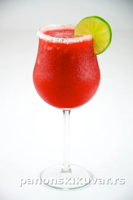 roze smrznuti daiquiri u visokoj čaši sa kriskom limete i šećernim rubom