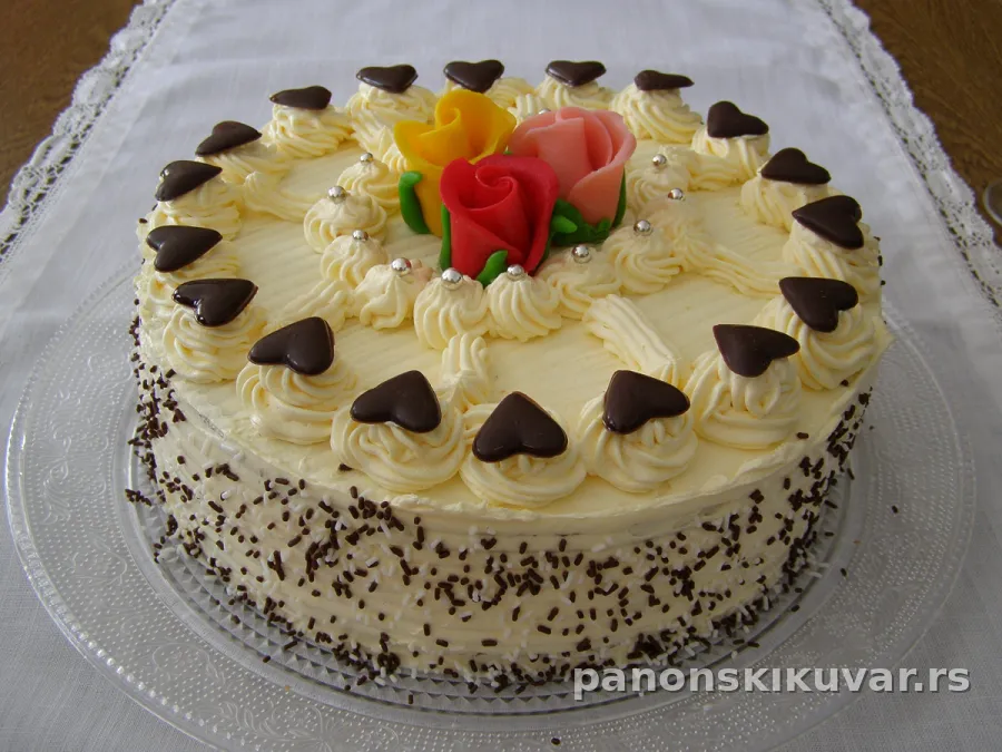 torta dinastija sa belim krem šlagom, kokosnim i čokoladnim filom i orasima