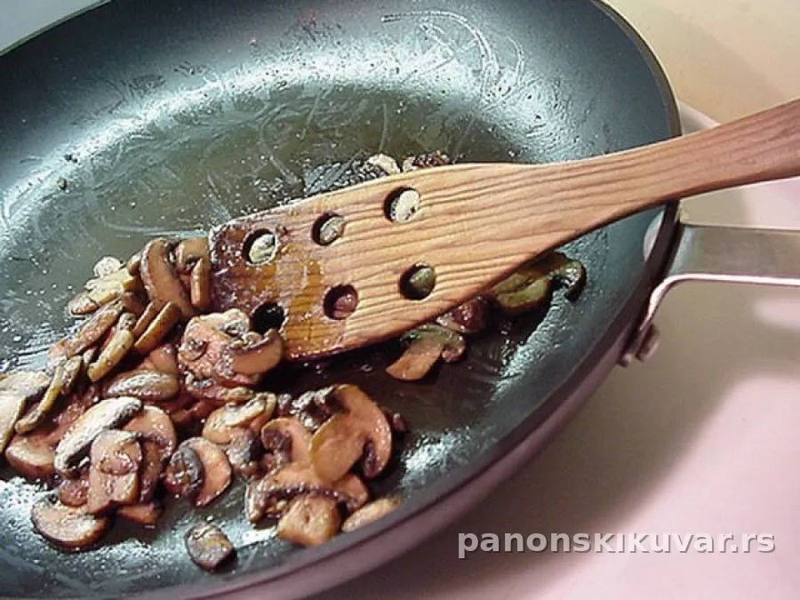 tiganj sa dinstanim pečurkama, komadićima dimljene slanine i zlatnim lukom