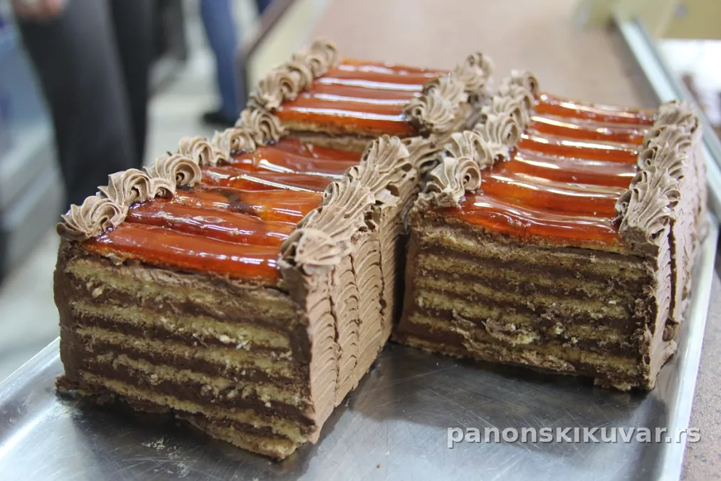 pogled odozgo na slojevitu doboš tortu sa karamelizovanom glazurom i kremom