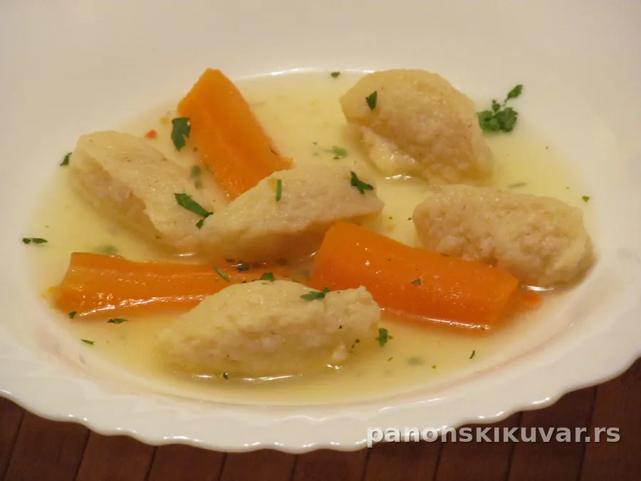 porcija domaćih knedli od griza u bistroj supi, zlatno-bež boje