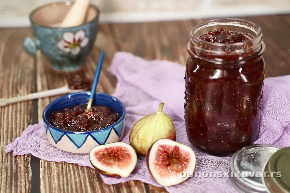 teglice domaćeg džema od smokava, tamnobraon boja, gusta tekstura i komadići smokava