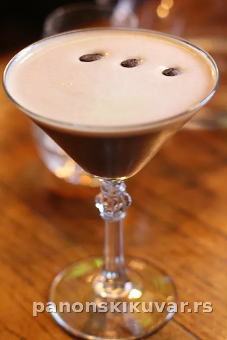 espresso martini u rashlađenoj koktel čaši sa zrnima kafe na vrhu
