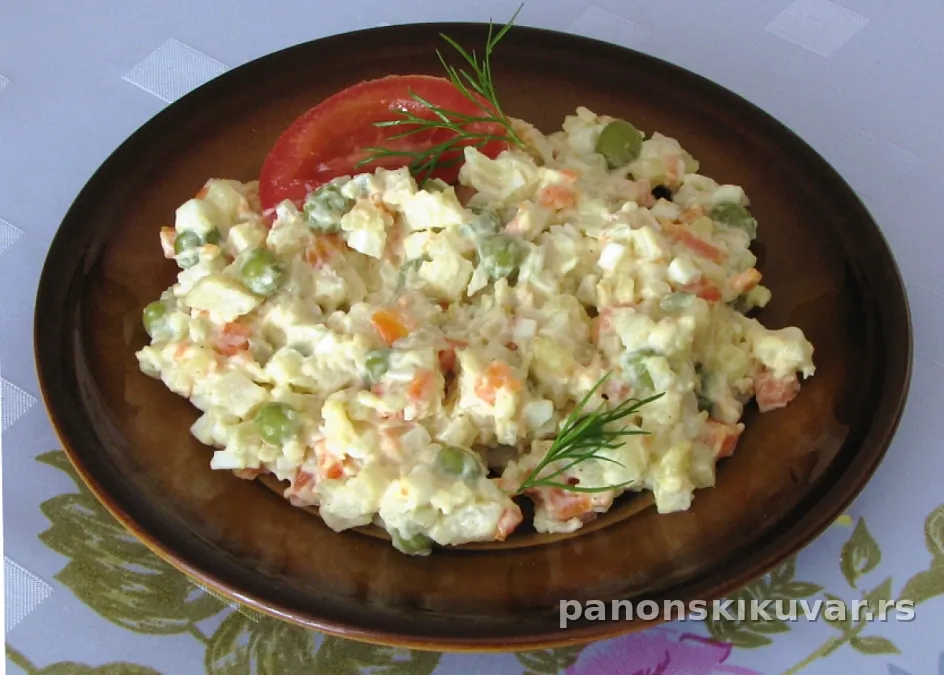 kremasta francuska salata sa kockicama povrća, jaja i krastavaca na tanjiru