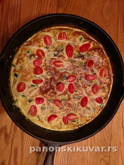 zlatno pečena fritata sa tri sira, hrskavom slaninom i čeri paradajzom