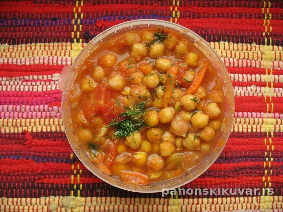 gusti gulaš od leblebije sa šargarepom, krompirom i aromatičnim začinima