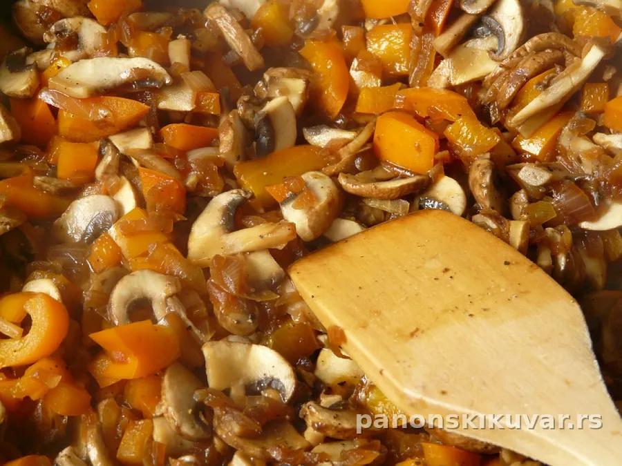 Gulaš od pečuraka u tanjiru s paradajzom i peršunom, poslužen uz pirinač