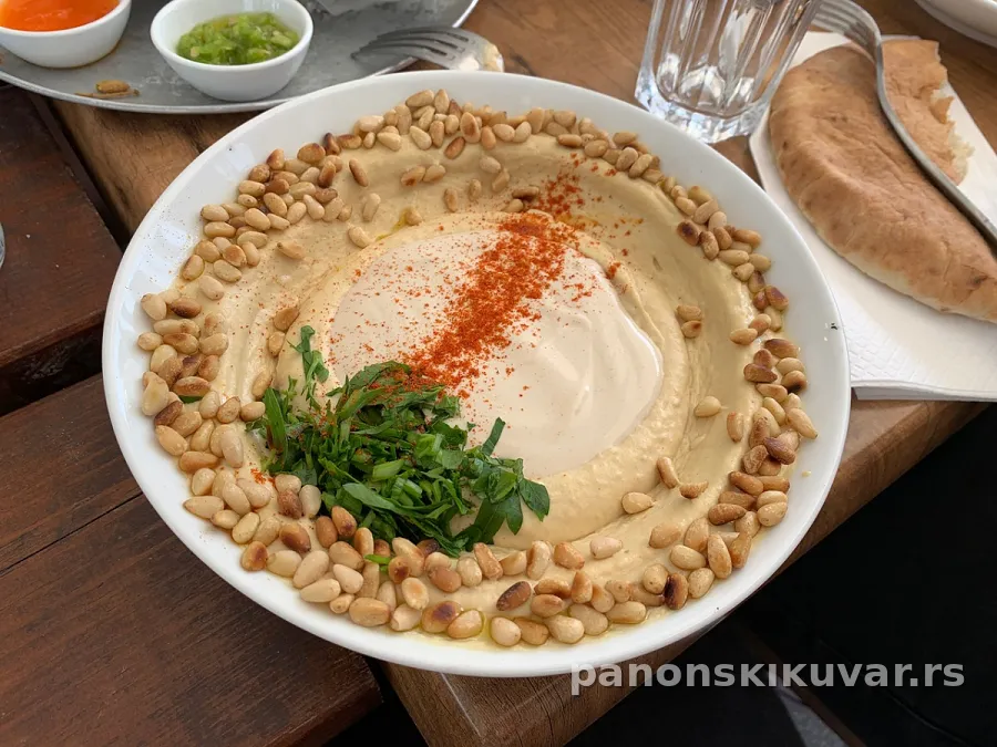 kremasti humus namaz u činiji sa maslinovim uljem i prepečenim susamom