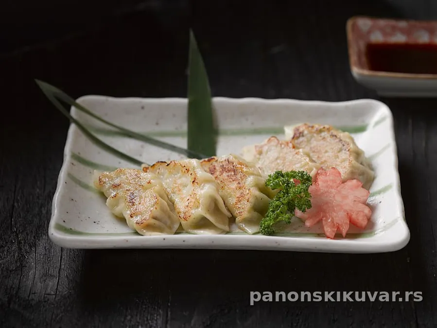 zlatno-hrskave japanske knedle punjene mesom, poslužene sa soja sosom i seckanim mladim lukom