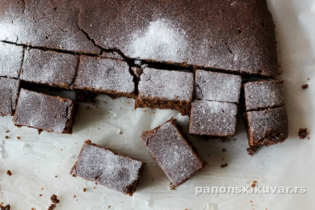 kakao kocke narezane na kocke, tamna sočna sredina, posute kakaom