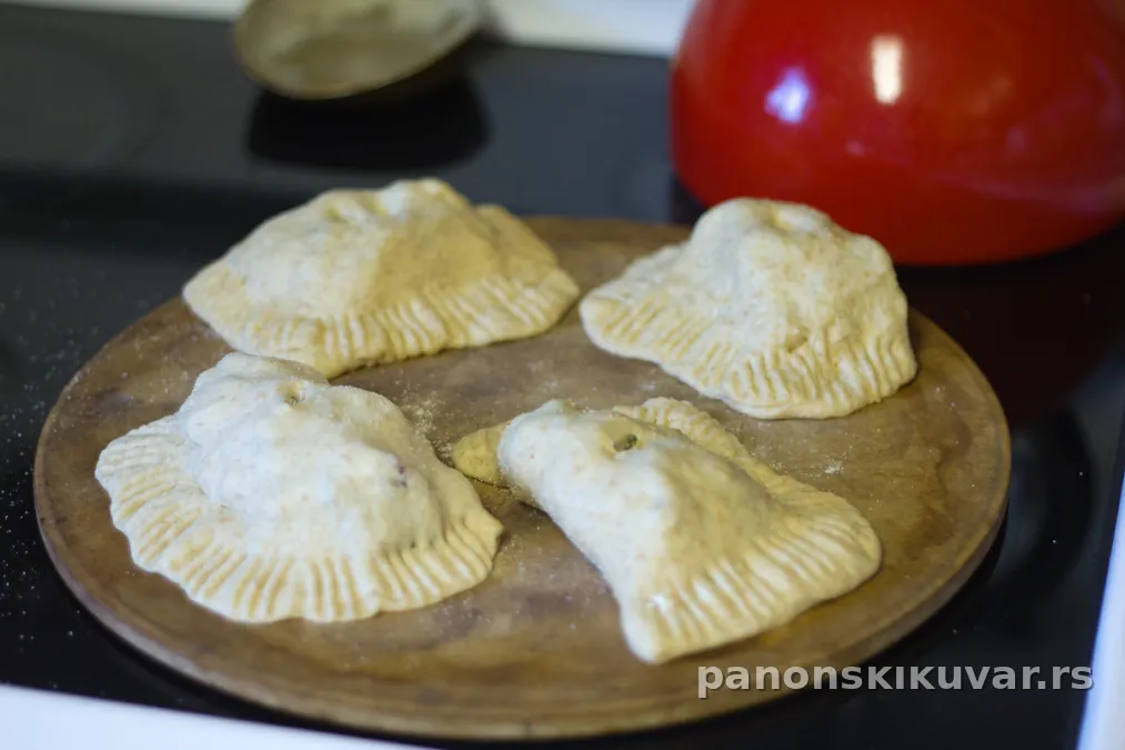 zlatno pečeni kalconi sa testom od krompira punjeni šunkom i kačkavaljem