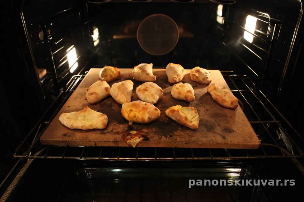 pečene piroške od kiselog testa pune šunke, krompira i kačkavalja
