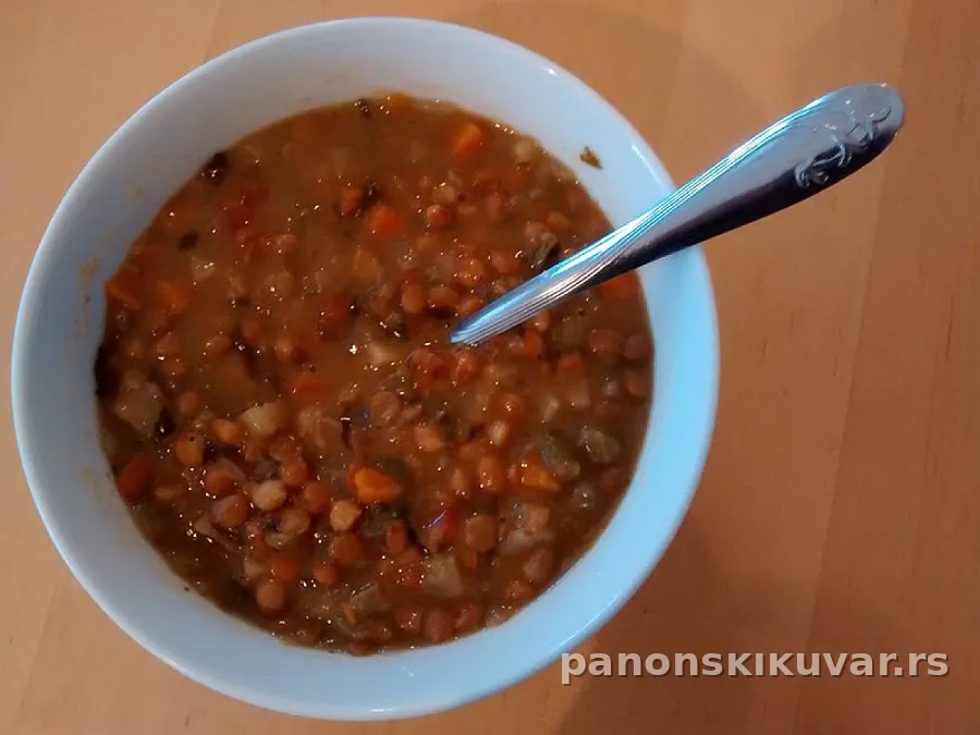 tanjir kaubojskog pasulja sa komadima slanine i krupno seckanim povrćem