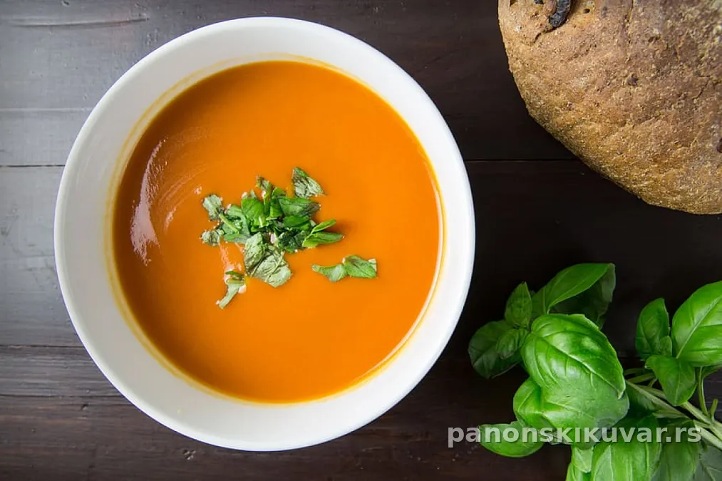 krem čorba od paradajza sa pavlakom i listom celera u beloj činiji