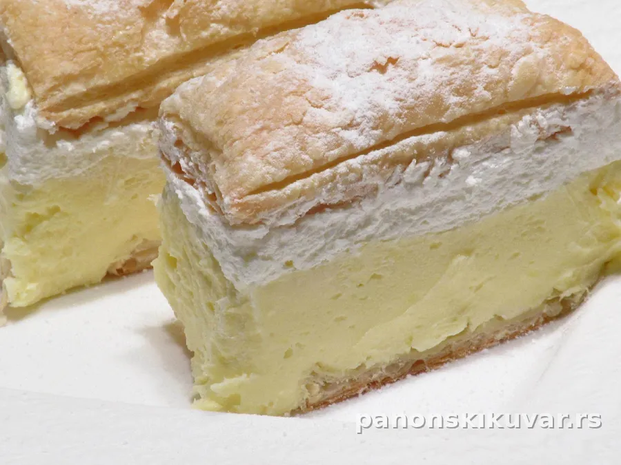 parče krempite sa slojevima lisnatog testa i bogatim žutim kremom