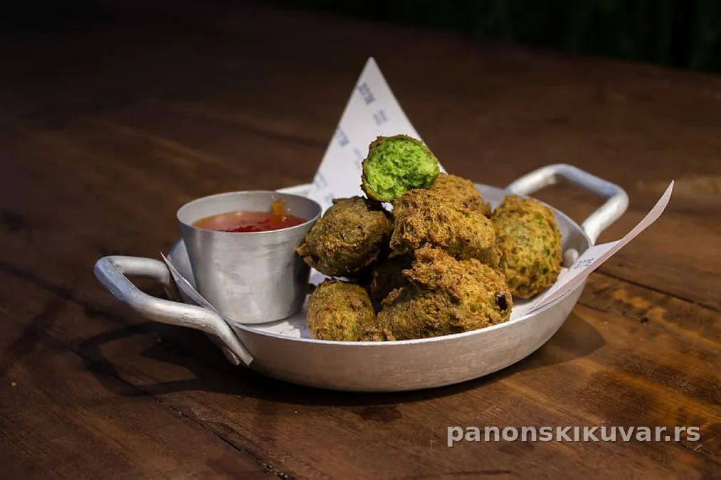 zapečeni kroketi sa spanaćem i zlatno rumenim kačkavaljem na tanjiru
