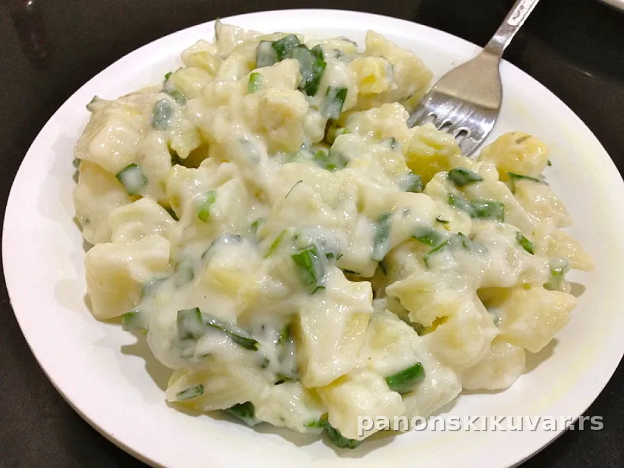 krompir salata sa majonezom i mladim lukom, servirana u beloj činiji, ohlađena
