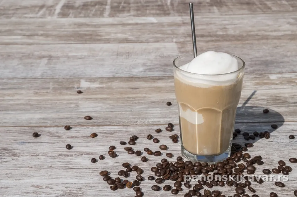 visoka čaša kremaste ledene kafe sa kuglom vanila sladoleda i ledom