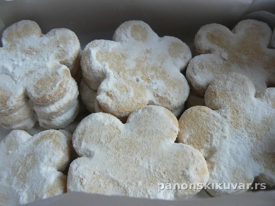 zlatni kolači u obliku cveta posuti prah šećerom i vanilinom