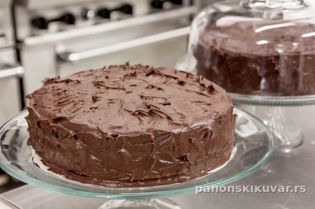 parče majske torte sa bademima i čokoladnim preljevom na tanjiru