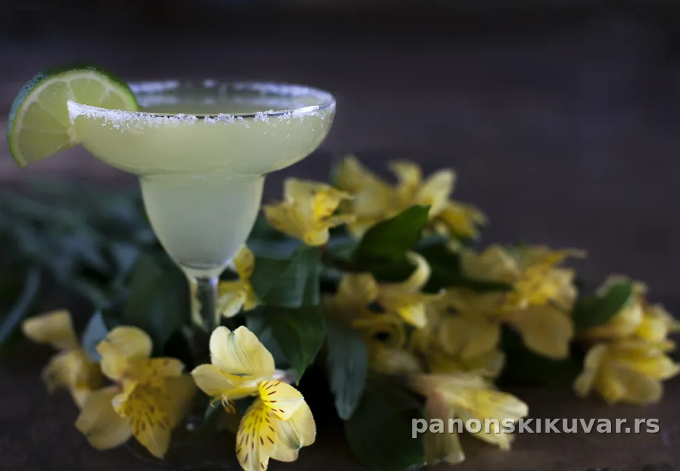 čaša margarite sa ledom, kriškom limete i solju na rubu