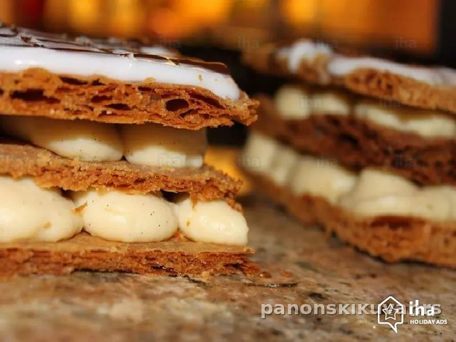 mille-feuille sa slojevima hrskavog lisnatog testa, vanila kremom i čokoladom