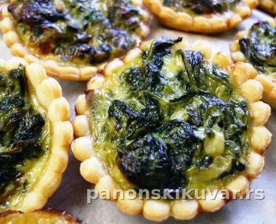 MINI TART SA SPANAĆEM I BELIM LUKOM