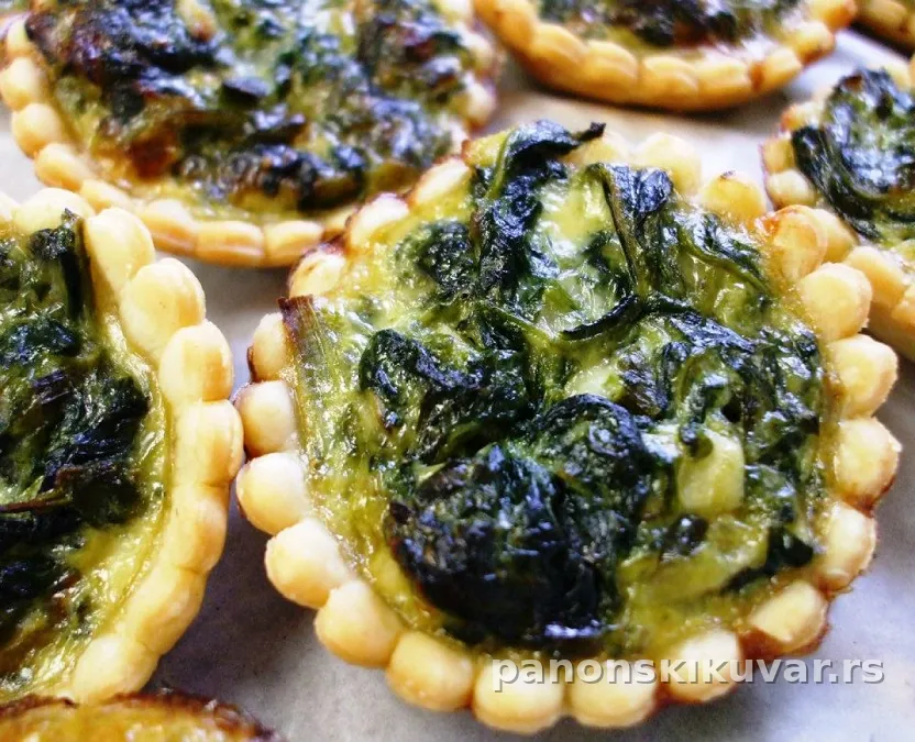 zlatne mini tart korpice pune zelenog spanaća i rastopljenog kačkavalja