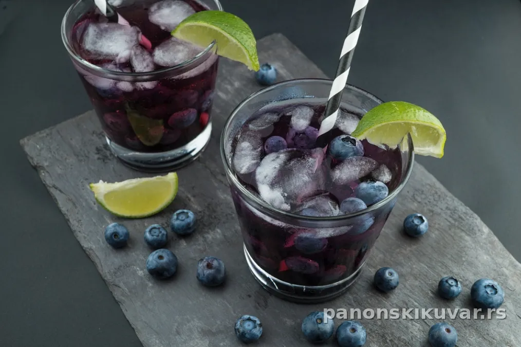 Čaša mojita sa borovnicama, limetom, listićima mente, ledom i soda vodom